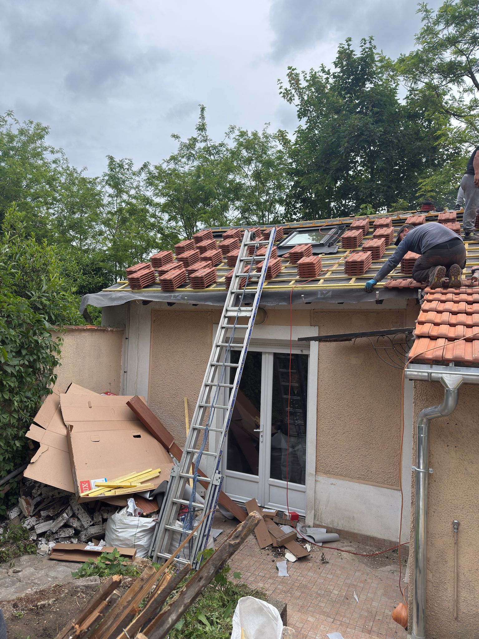 Pose de tuiles en urgence